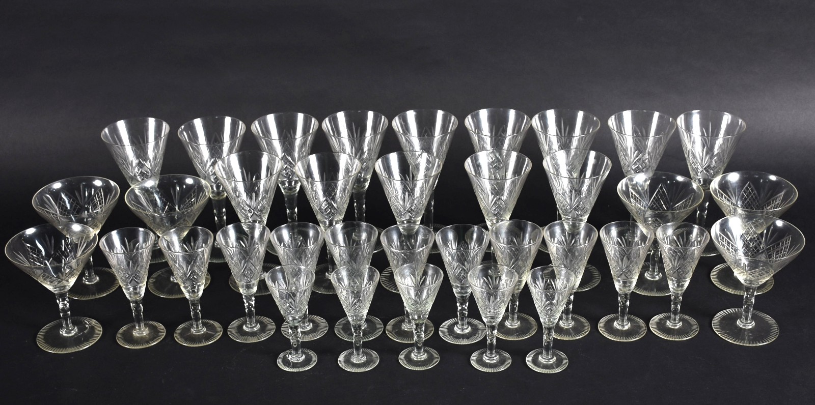 Serviço de cristal composto de: 8 cálices para vinho tinto, 6 para... - foto 3 de 9