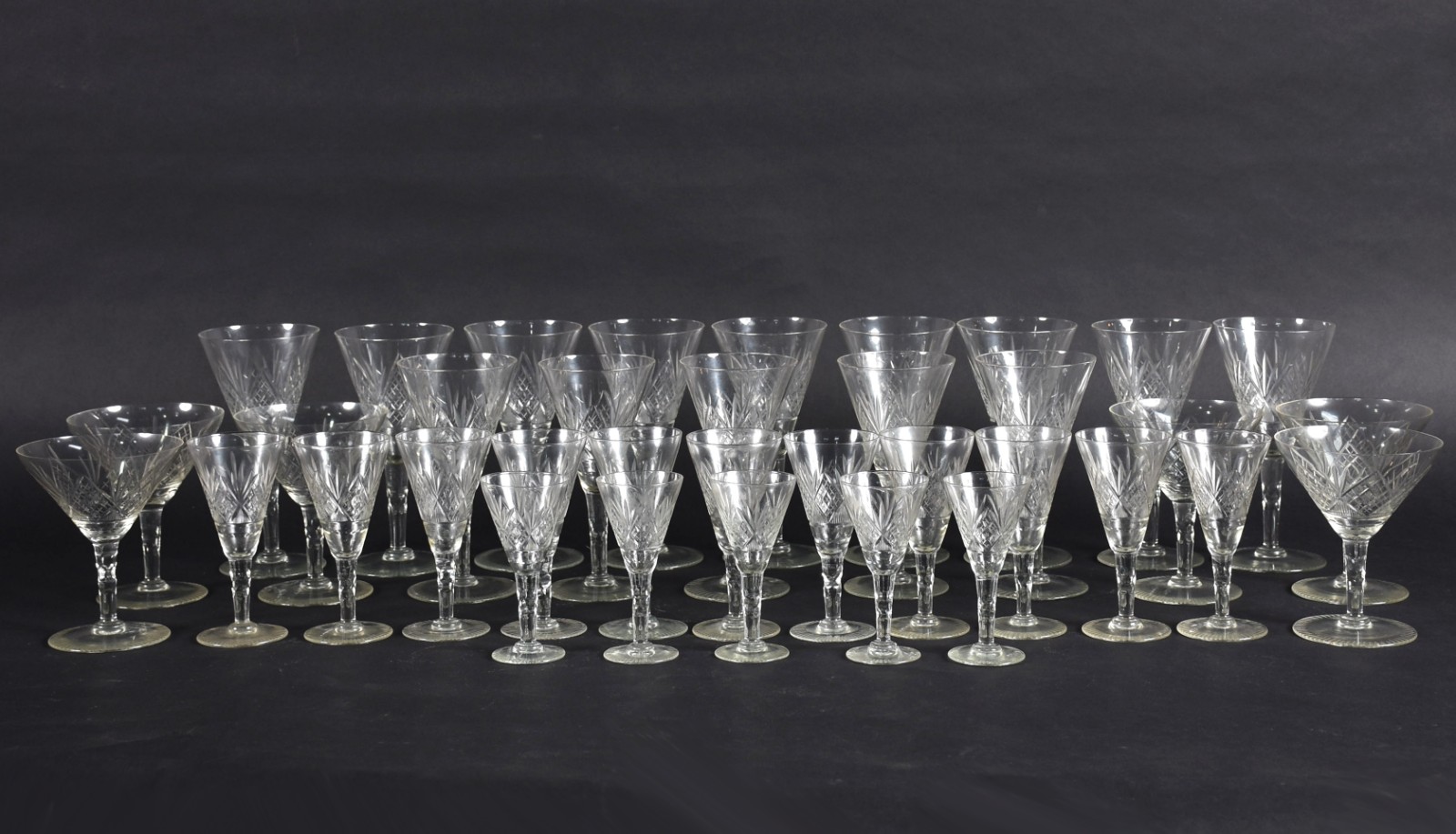 Serviço de cristal composto de: 8 cálices para vinho tinto, 6 para... - foto 4 de 9