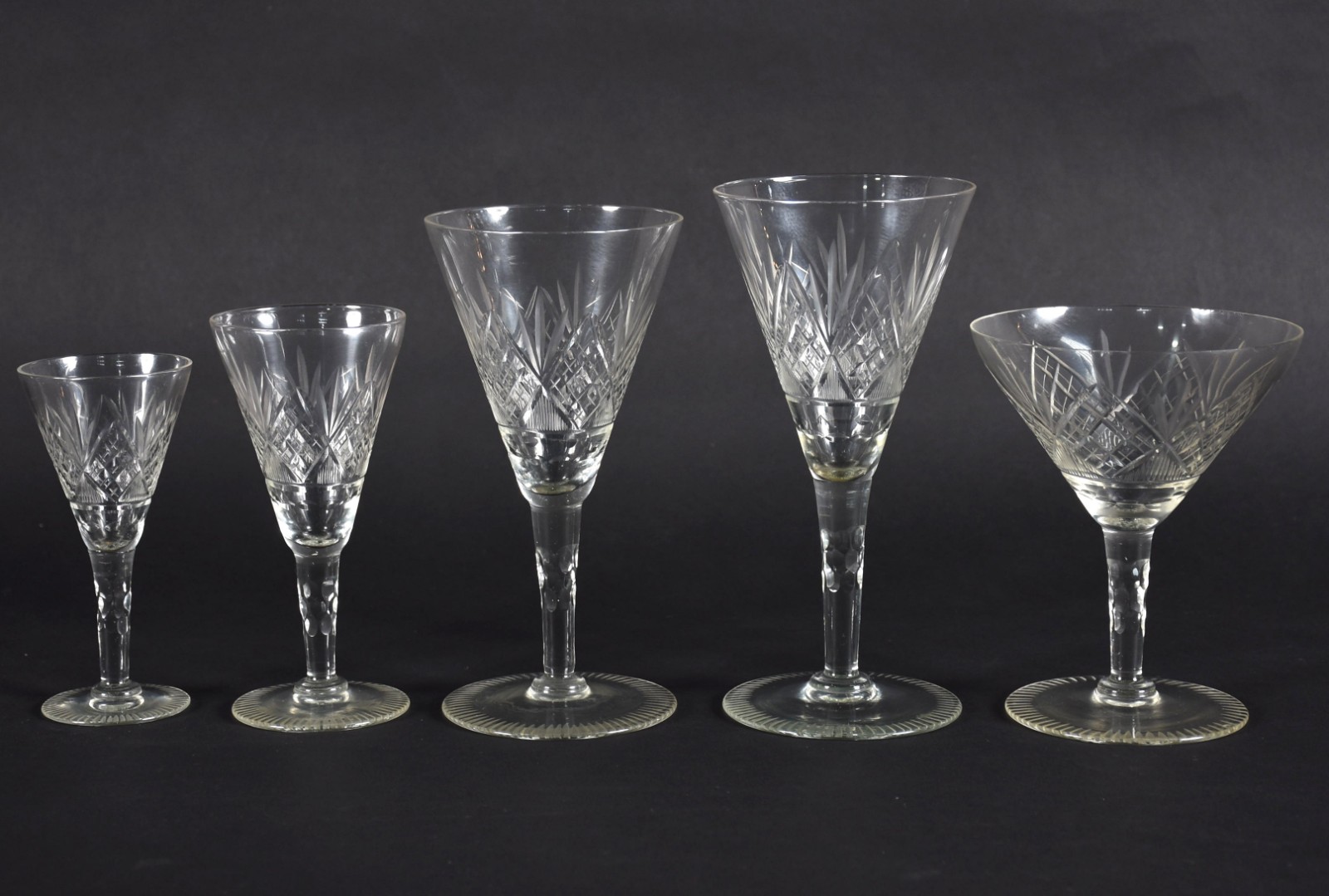 Serviço de cristal composto de: 8 cálices para vinho tinto, 6 para... - foto 5 de 9