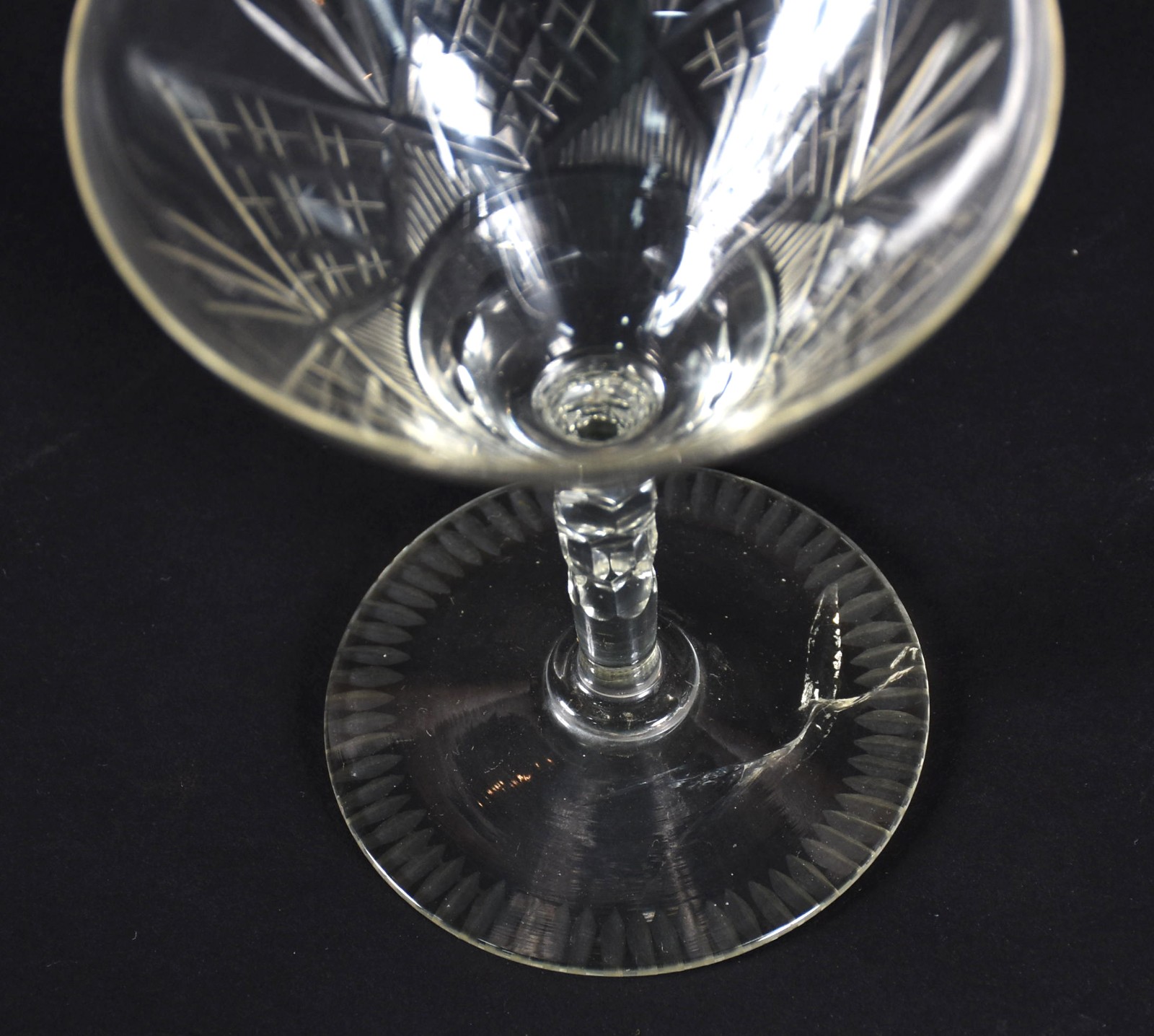 Serviço de cristal composto de: 8 cálices para vinho tinto, 6 para... - foto 9 de 9
