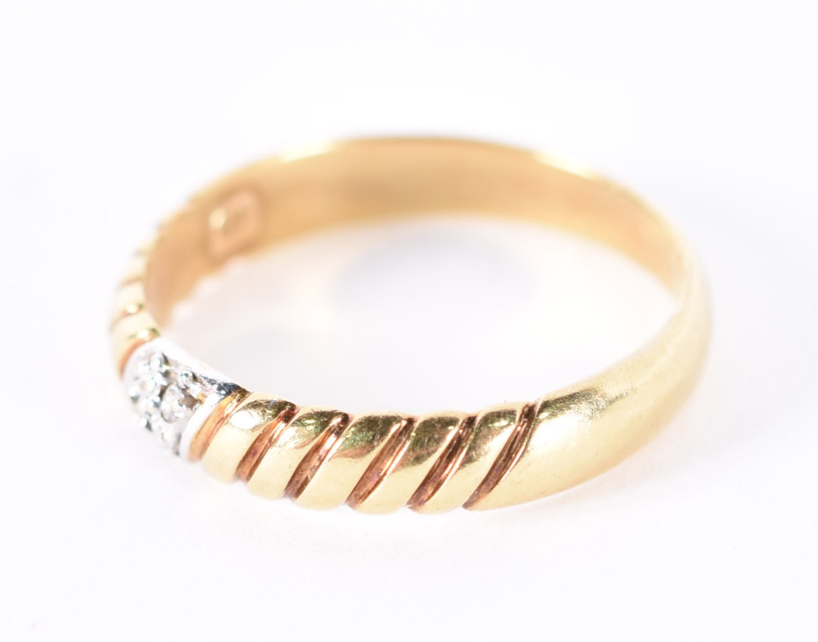 Anel de ouro 18k com pequenos brilhantes, aro 17 (Por motivos de... - foto 2 de 4