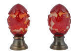 RAVAGNANI - Par de pinhas de vidro com flores e... - RAVAGNANI - Par de pinhas de vidro com flores em relevo na cor vermelha, bases de metal. Altura total 20 cm . Assinadas.
