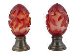 RAVAGNANI - Par de pinhas de vidro com flores e... - RAVAGNANI - Par de pinhas de vidro com flores em relevo na cor vermelha, bases de metal. Altura total 20 cm . Assinadas.