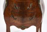Comoda bombe de madeira nobre estilo frances, d... - Comoda bombe de madeira nobre estilo frances, duas gavetas, tampo de mármore verde e aplicações em bronze.