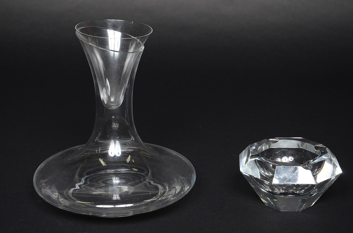 Duas peças de cristal , sendo cinzeiro e decanter .