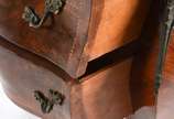 Comoda bombe de madeira nobre estilo frances, d... - Comoda bombe de madeira nobre estilo frances, duas gavetas, tampo de mármore verde e aplicações em bronze.