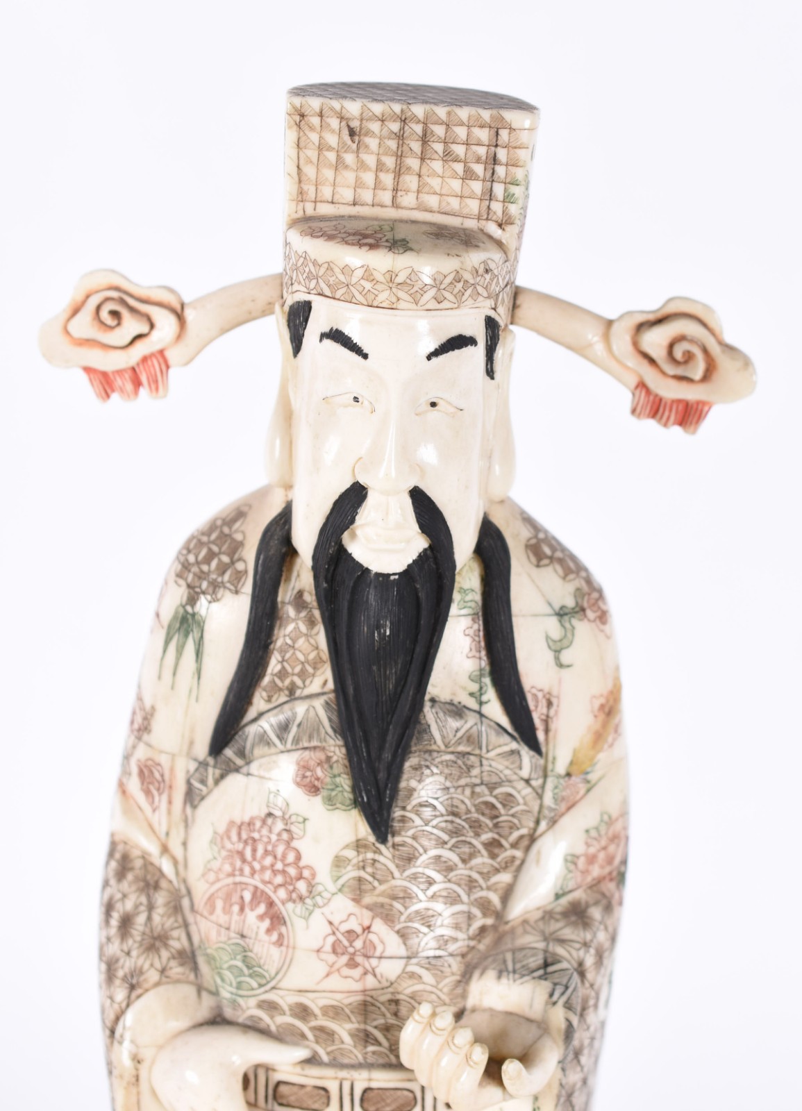 Escultura em placa de osso representando figura oriental. - foto 2 de 5