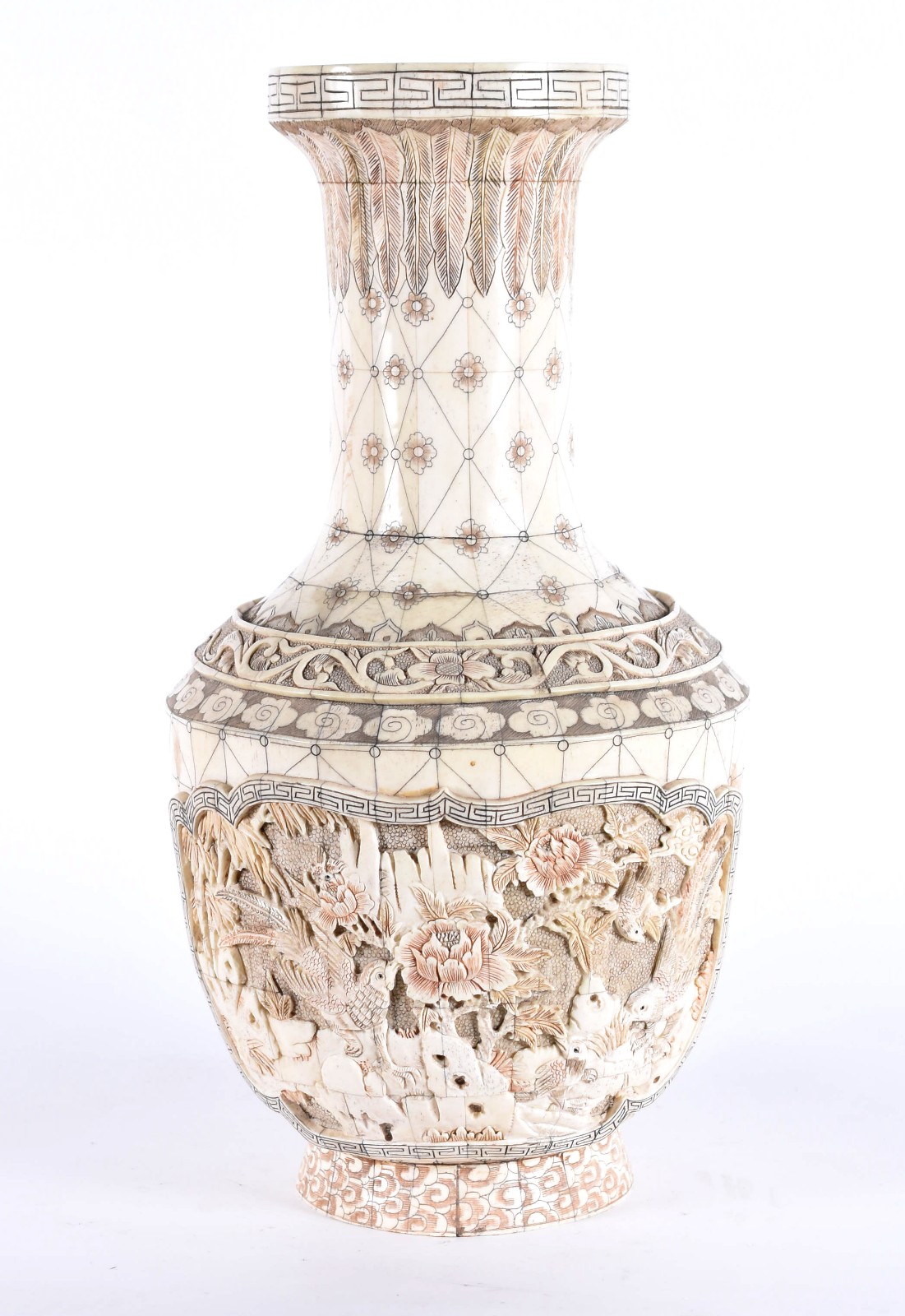 Vaso oriental em placas de osso com decoração em relevo. - foto 1 de 5