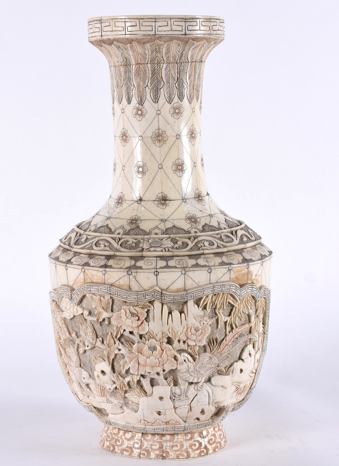 Vaso oriental em placas de osso com decoração em relevo. - foto 1 de 6