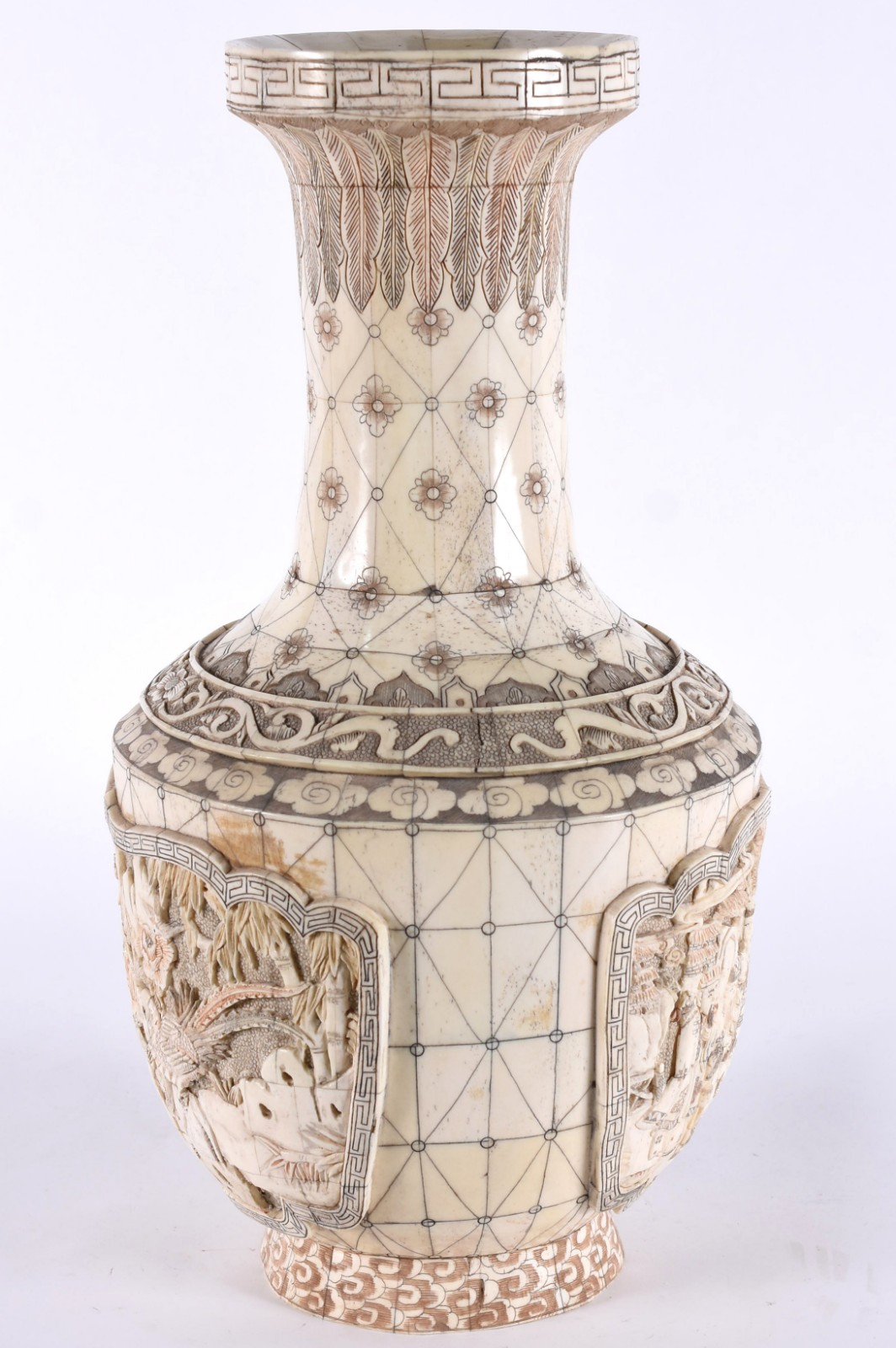 Vaso oriental em placas de osso com decoração em relevo. - foto 2 de 6