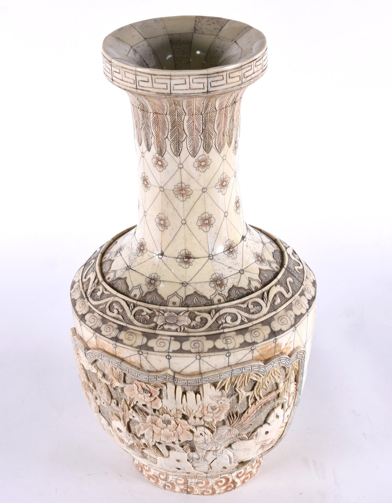Vaso oriental em placas de osso com decoração em relevo. - foto 3 de 6