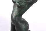 Assinatura não identificada, Figura feminina - Escultura em bronze, datado 1988. Assinada.Medida da escultura: 42 cm/ Medida total: 48 cm.