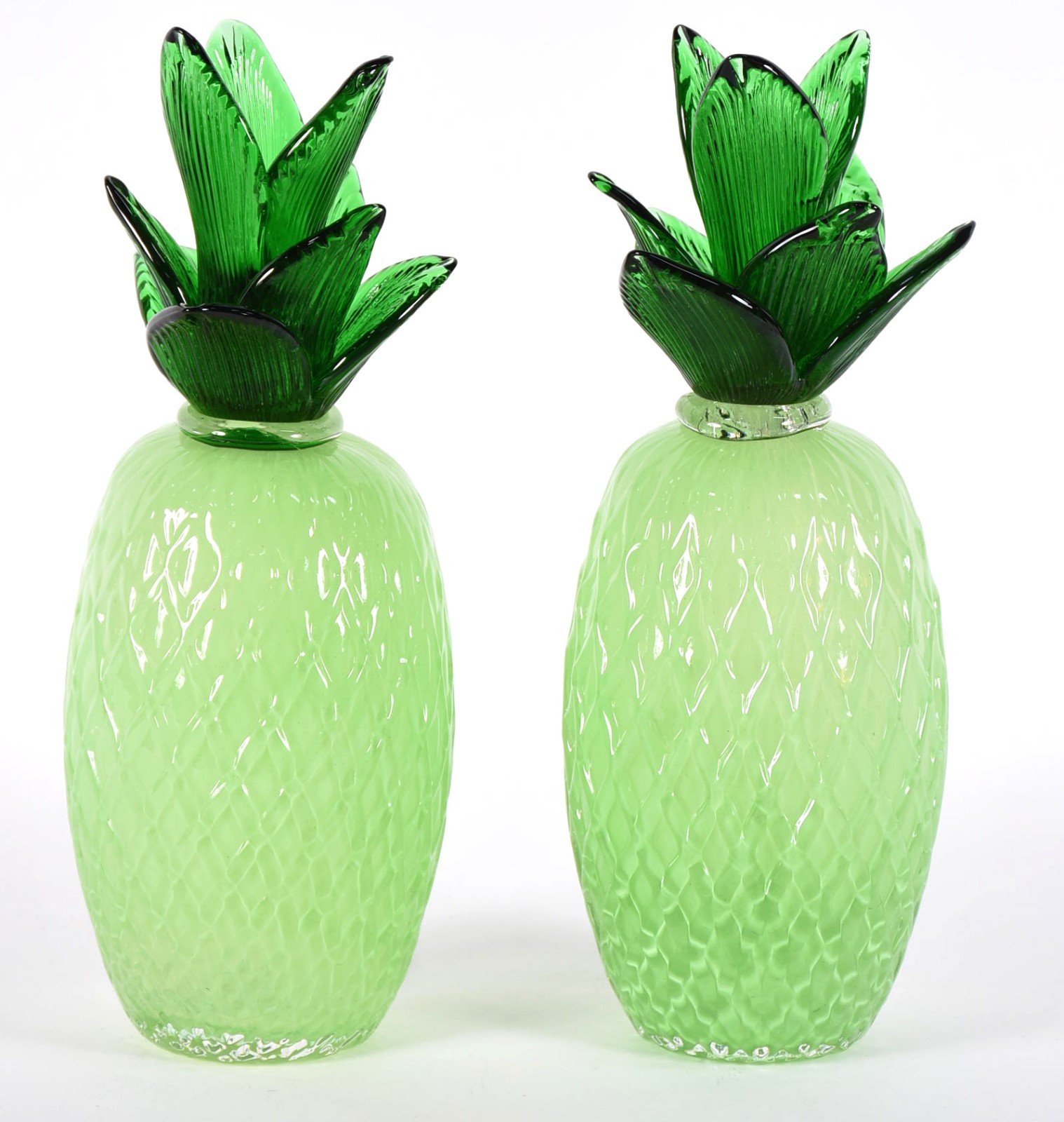 Par de abacaxis de vidro decorativo na cor verde. - foto 1 de 3