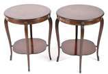 Par de mesas auxiliares de madeira nobre, feiti... - Par de mesas auxiliares de madeira nobre, feitio redondo, platôs inferiores.