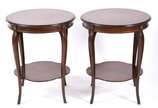 Par de mesas auxiliares de madeira nobre, feiti... - Par de mesas auxiliares de madeira nobre, feitio redondo, platôs inferiores.