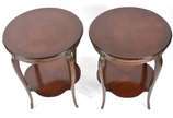 Par de mesas auxiliares de madeira nobre, feiti... - Par de mesas auxiliares de madeira nobre, feitio redondo, platôs inferiores.