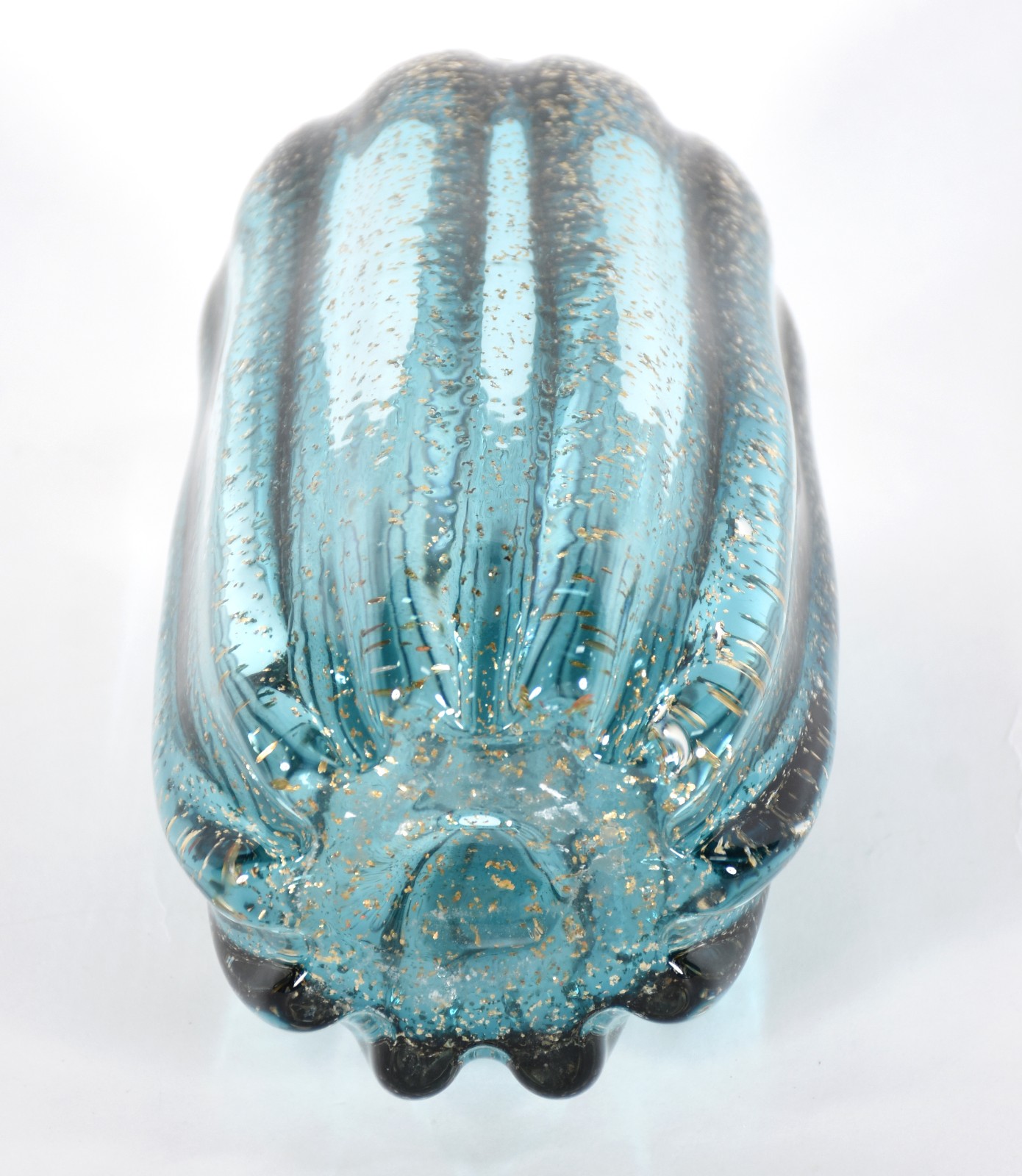 Vaso de vidro decorativo na cor azul com pó de ouro. - foto 4 de 4