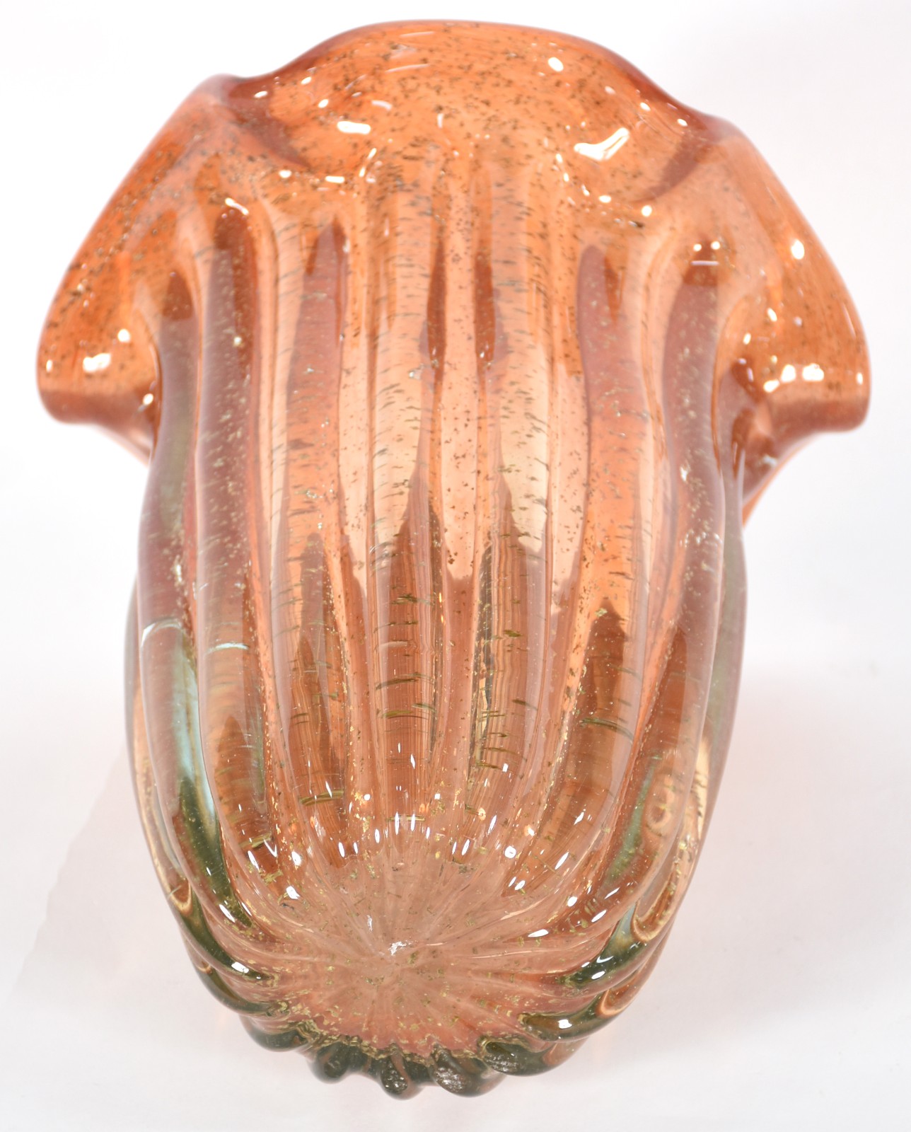 Vaso de vidro decorativo na cor âmbar com babados. - foto 3 de 3