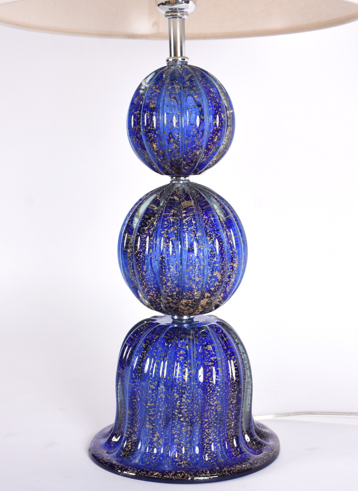 Luminária de vidro decorativo na cor azul com pó de ouro. - foto 2 de 3