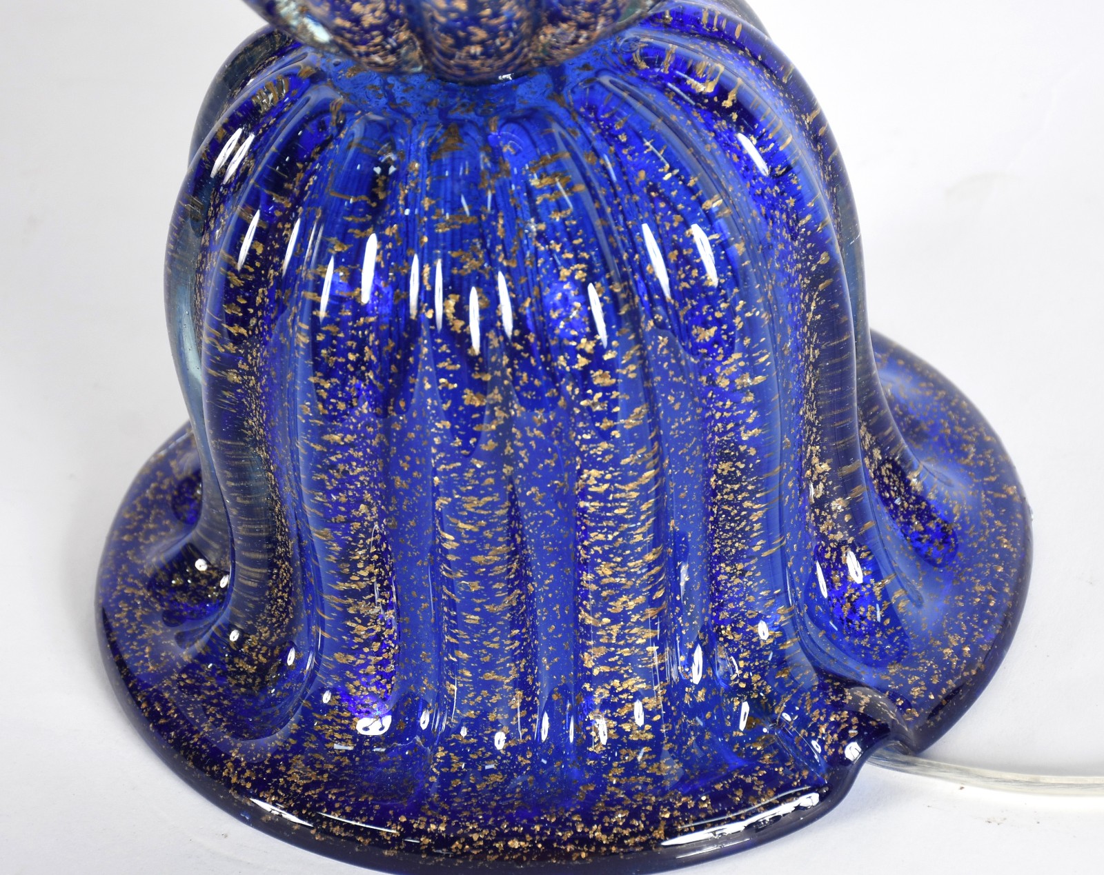 Luminária de vidro decorativo na cor azul com pó de ouro. - foto 3 de 3