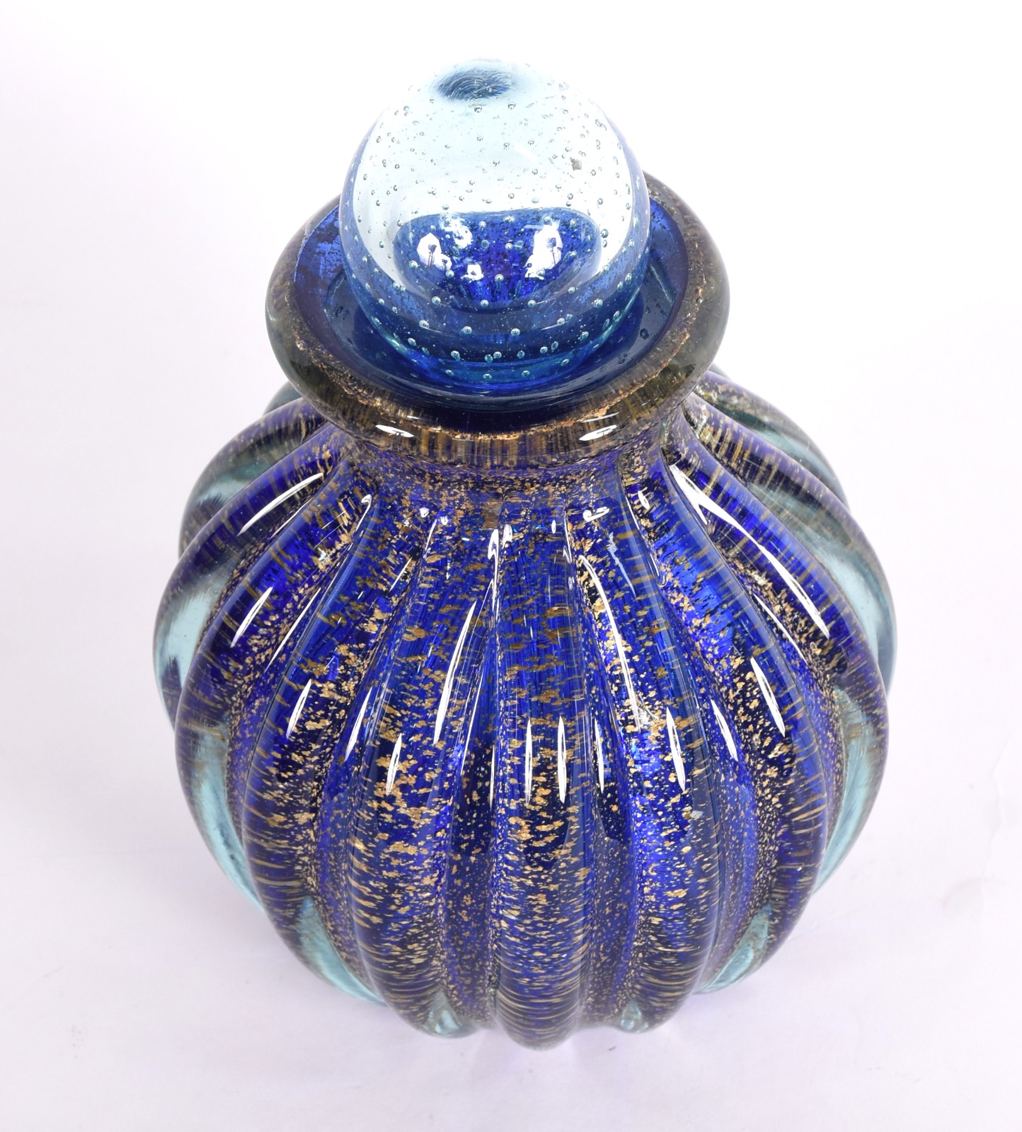 Garrafa de vidro decorativo em gomos nas cor azul com tampa. - foto 2 de 4