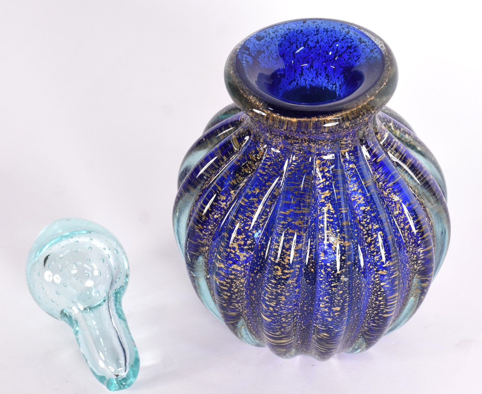 Garrafa de vidro decorativo em gomos nas cor azul com tampa. - foto 3 de 4