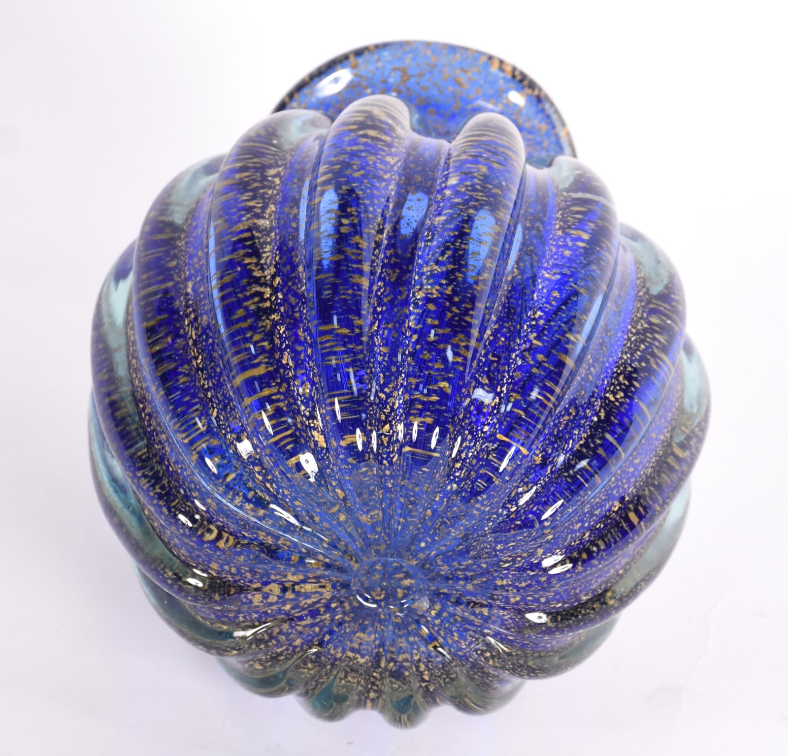 Garrafa de vidro decorativo em gomos nas cor azul com tampa. - foto 4 de 4