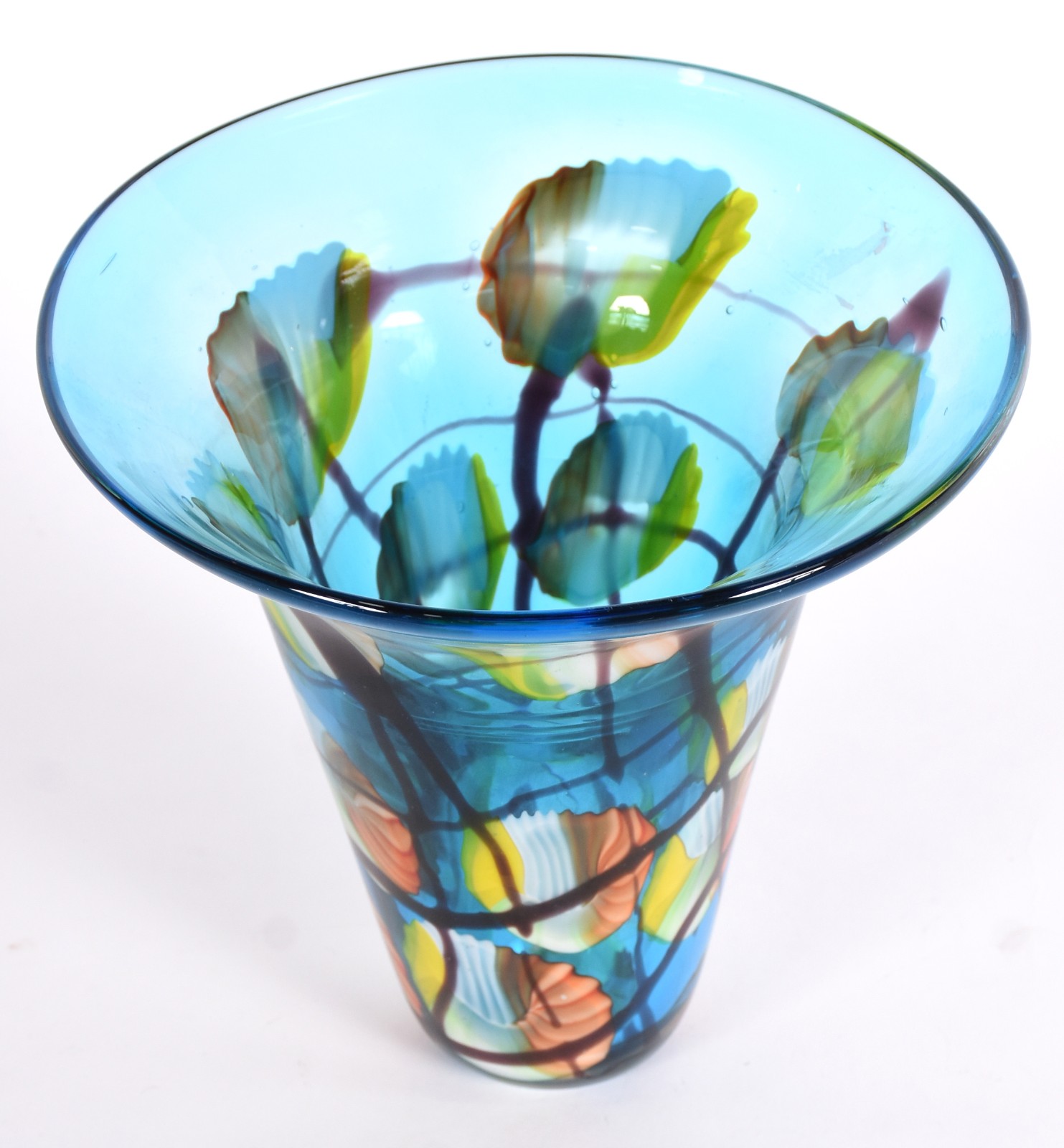 Vaso decorativo de vidro azul com detalhes coloridos. - foto 2 de 3