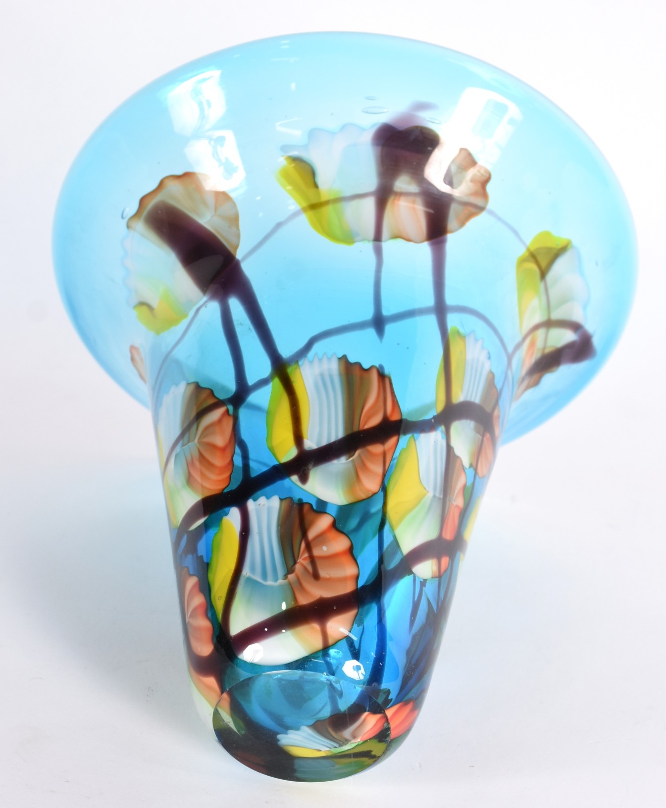 Vaso decorativo de vidro azul com detalhes coloridos. - foto 3 de 3