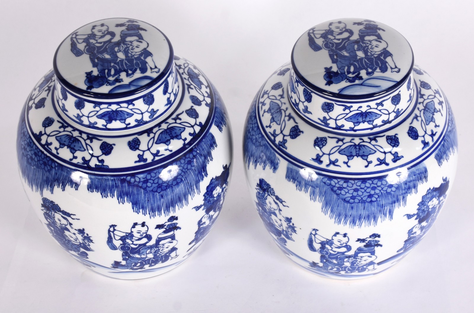 Par de potiches de porcelana azul e branca. - foto 2 de 4