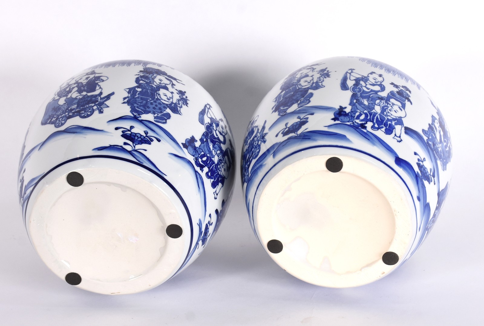 Par de potiches de porcelana azul e branca. - foto 3 de 4