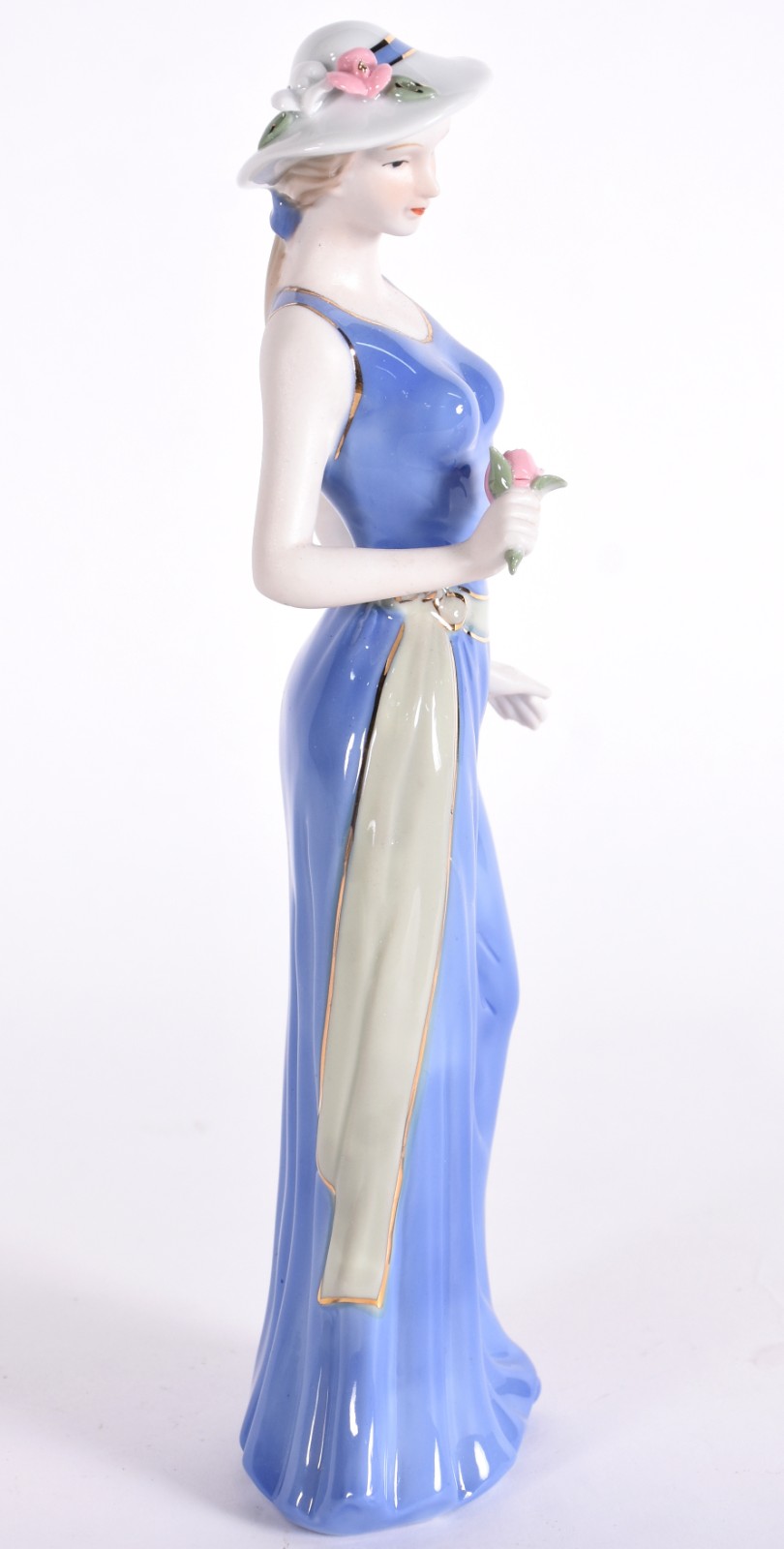 Escultura de porcelana representando dana com chapéu. - foto 3 de 5