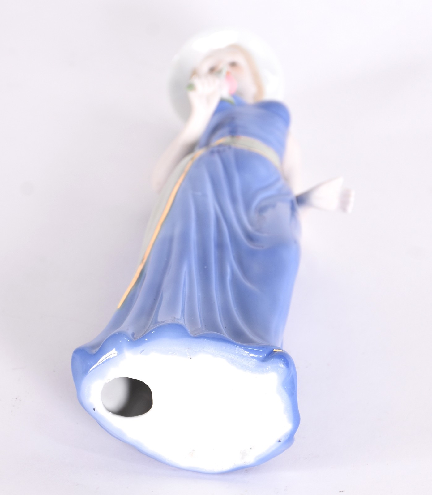 Escultura de porcelana representando dana com chapéu. - foto 5 de 5