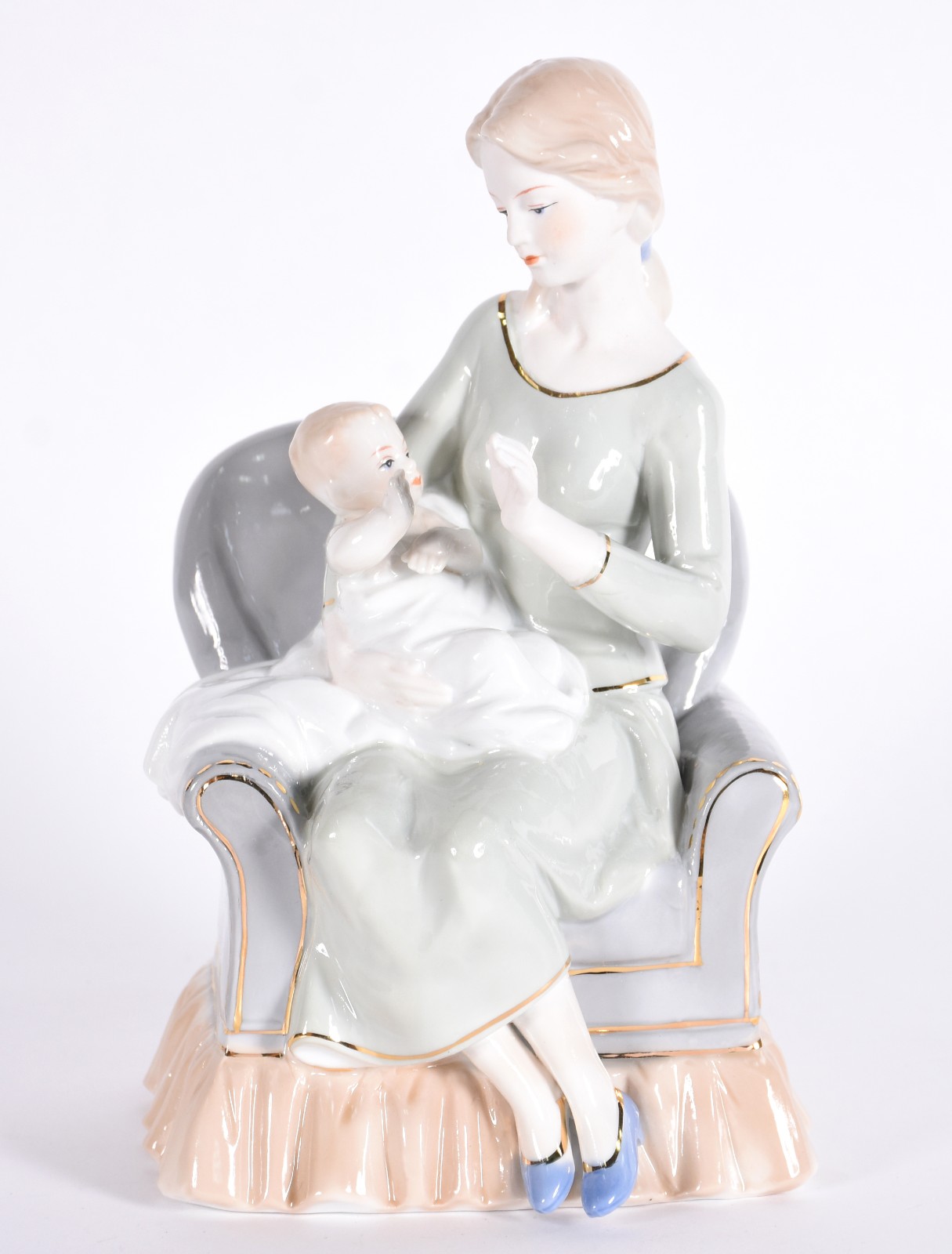 Escultura de porcelana representando mãe com bebê no colo. - foto 1 de 4