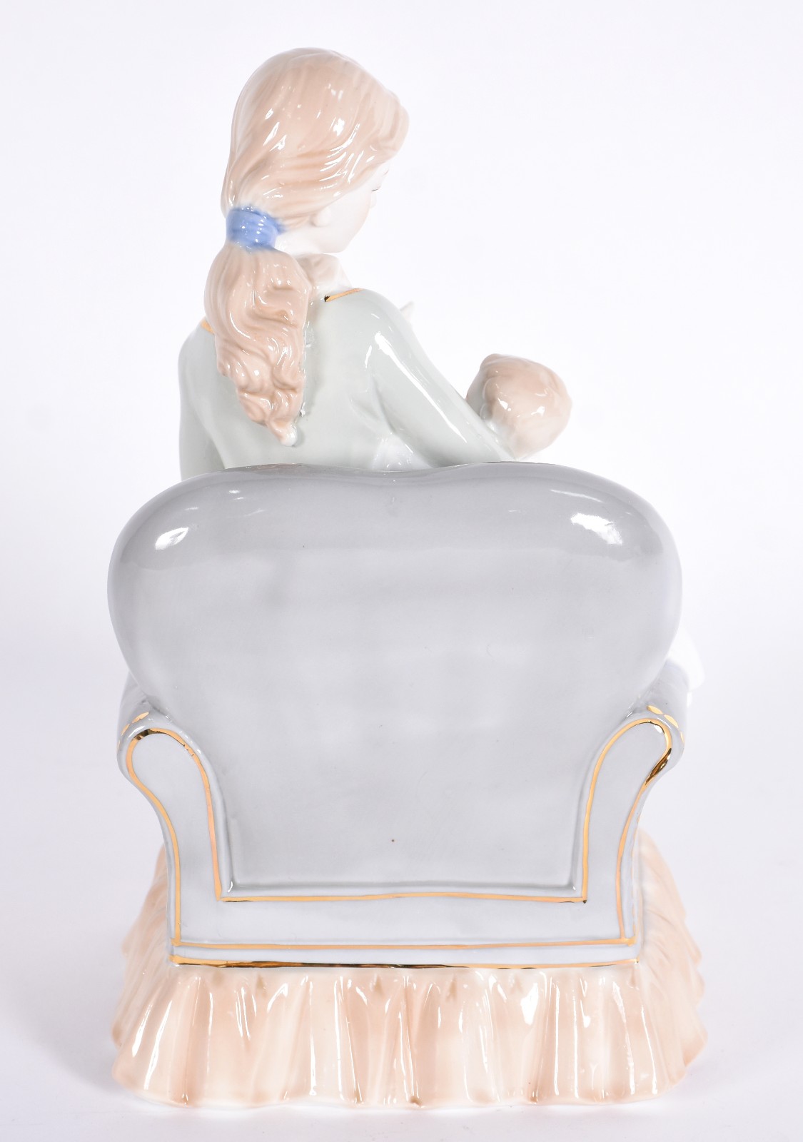 Escultura de porcelana representando mãe com bebê no colo. - foto 3 de 4