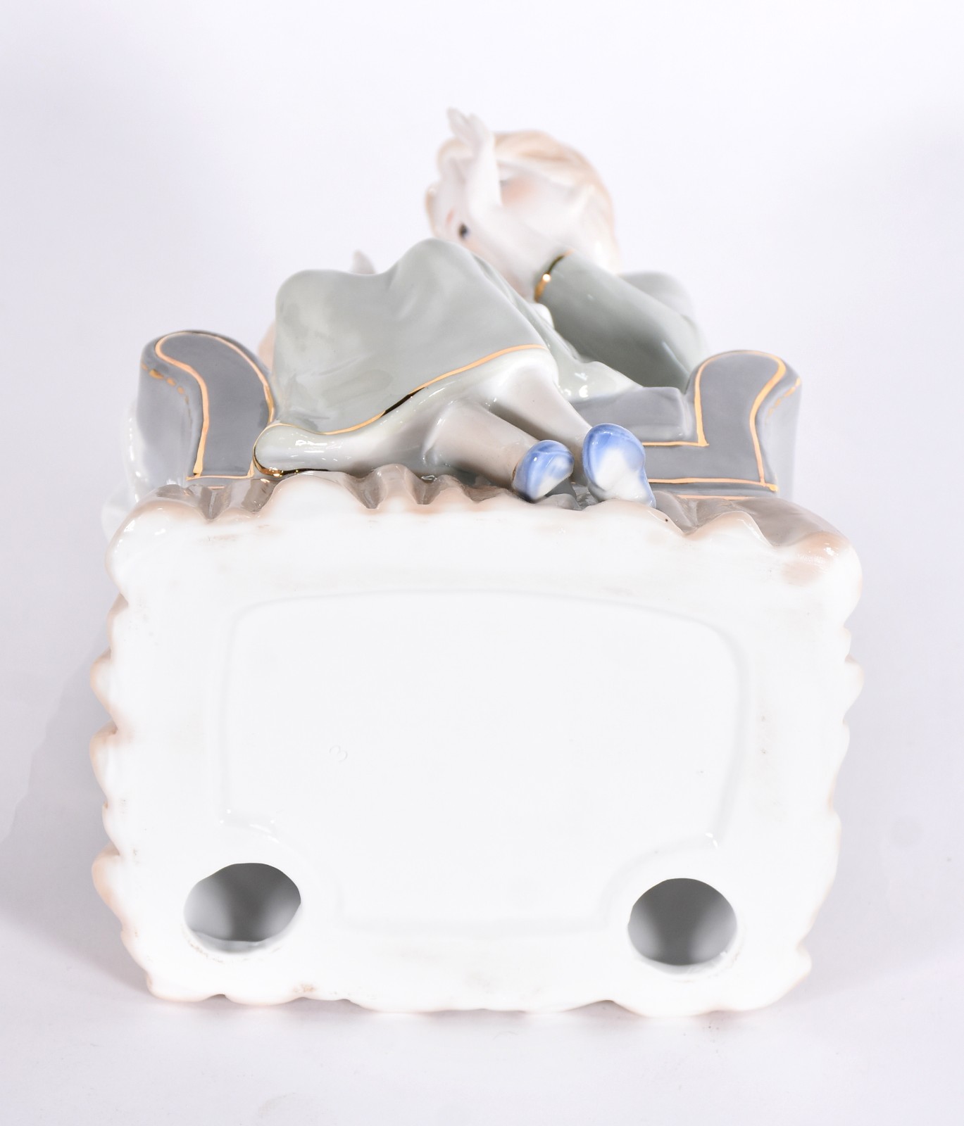 Escultura de porcelana representando mãe com bebê no colo. - foto 4 de 4