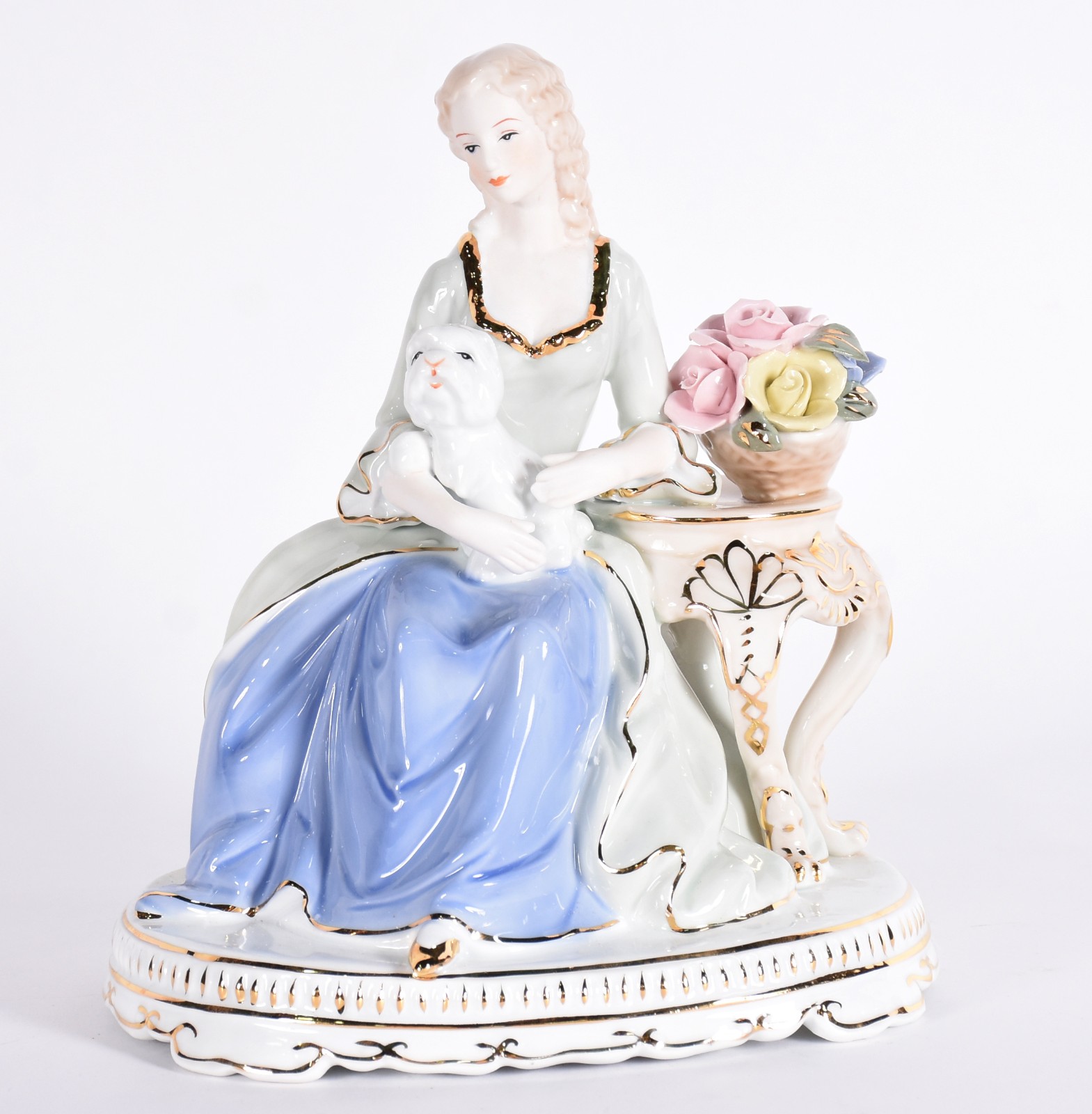 Escultura de porcelana representando dama sentada com cachorro. - foto 1 de 5