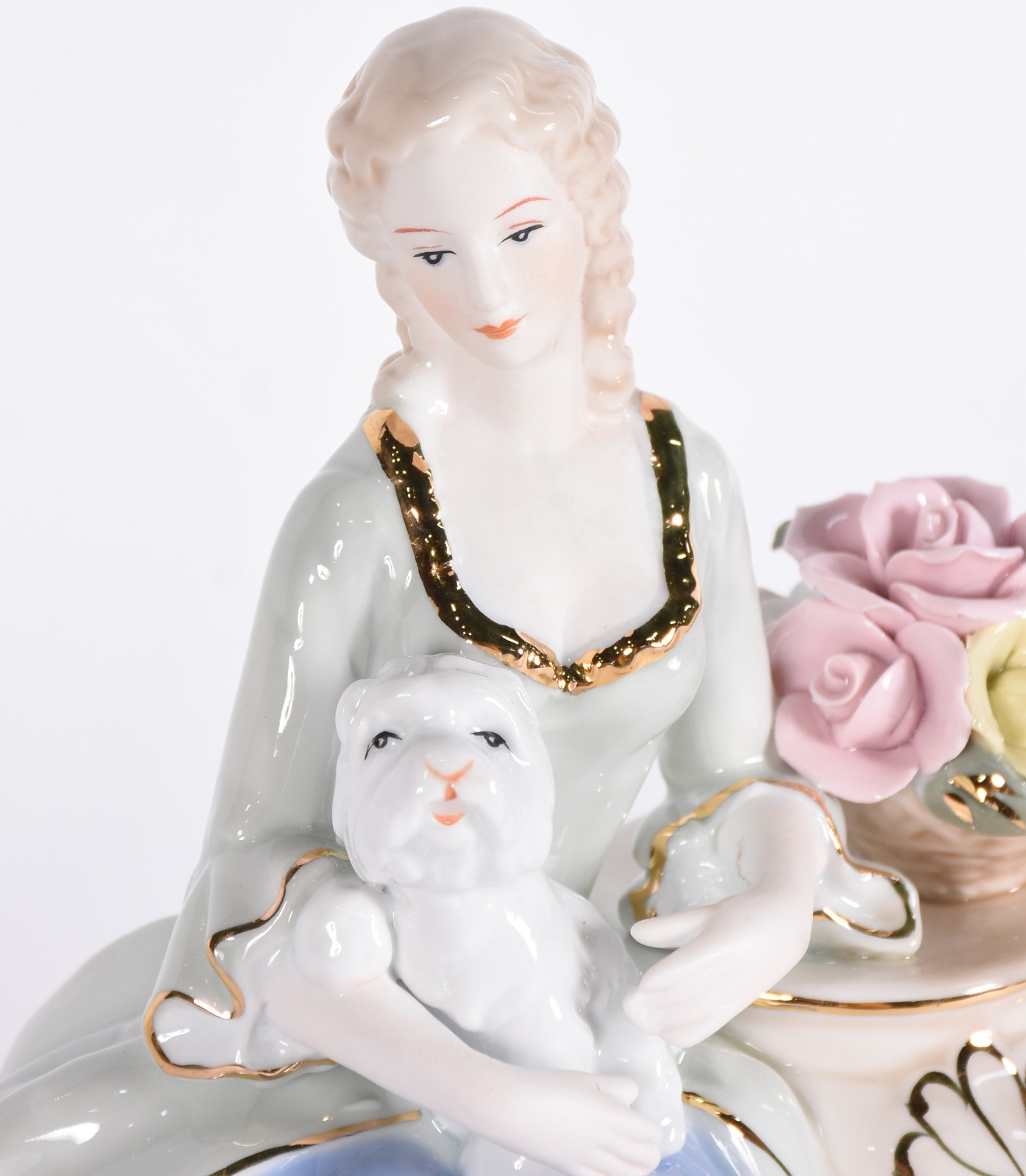 Escultura de porcelana representando dama sentada com cachorro. - foto 2 de 5
