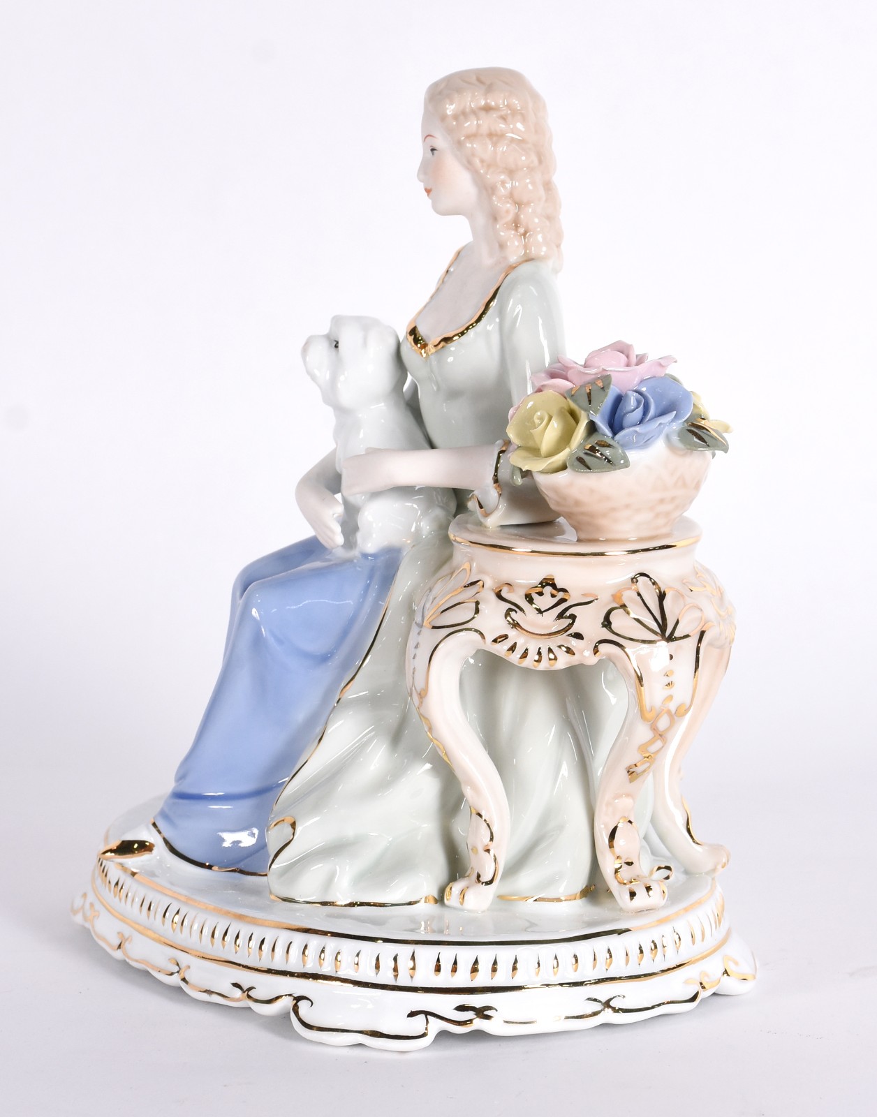 Escultura de porcelana representando dama sentada com cachorro. - foto 3 de 5
