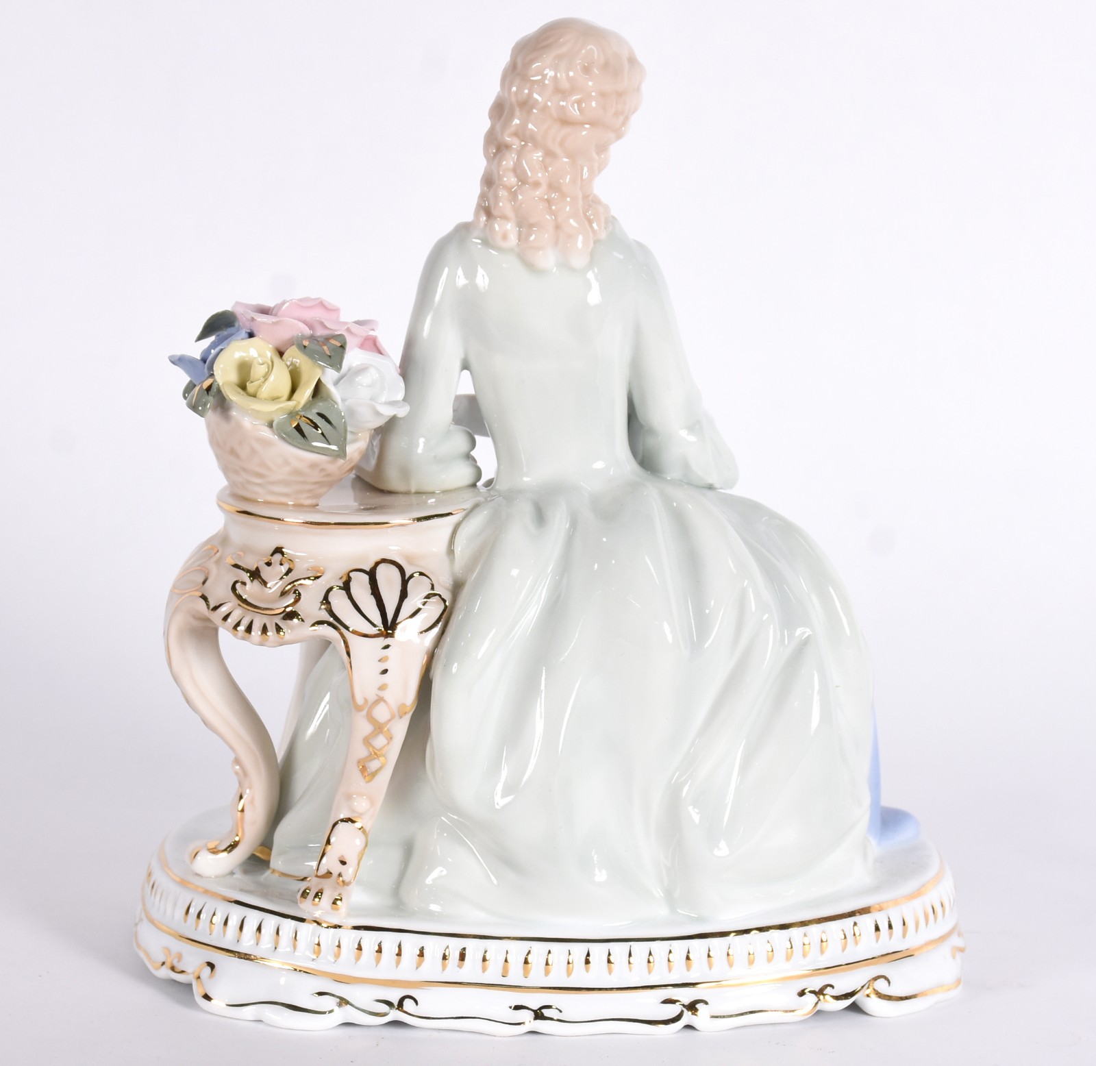 Escultura de porcelana representando dama sentada com cachorro. - foto 4 de 5