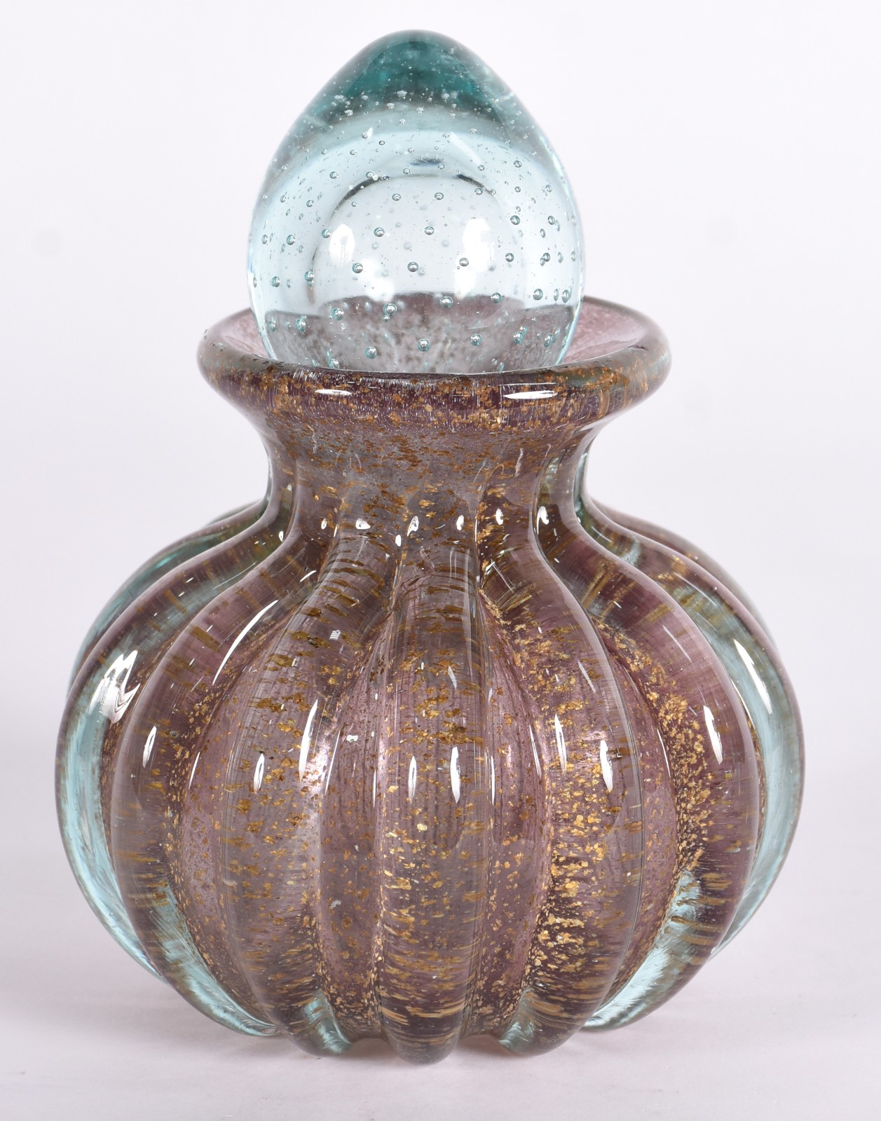 Garrafa de vidro decorativo em gomos nas cor rosa com tampa. - foto 1 de 3