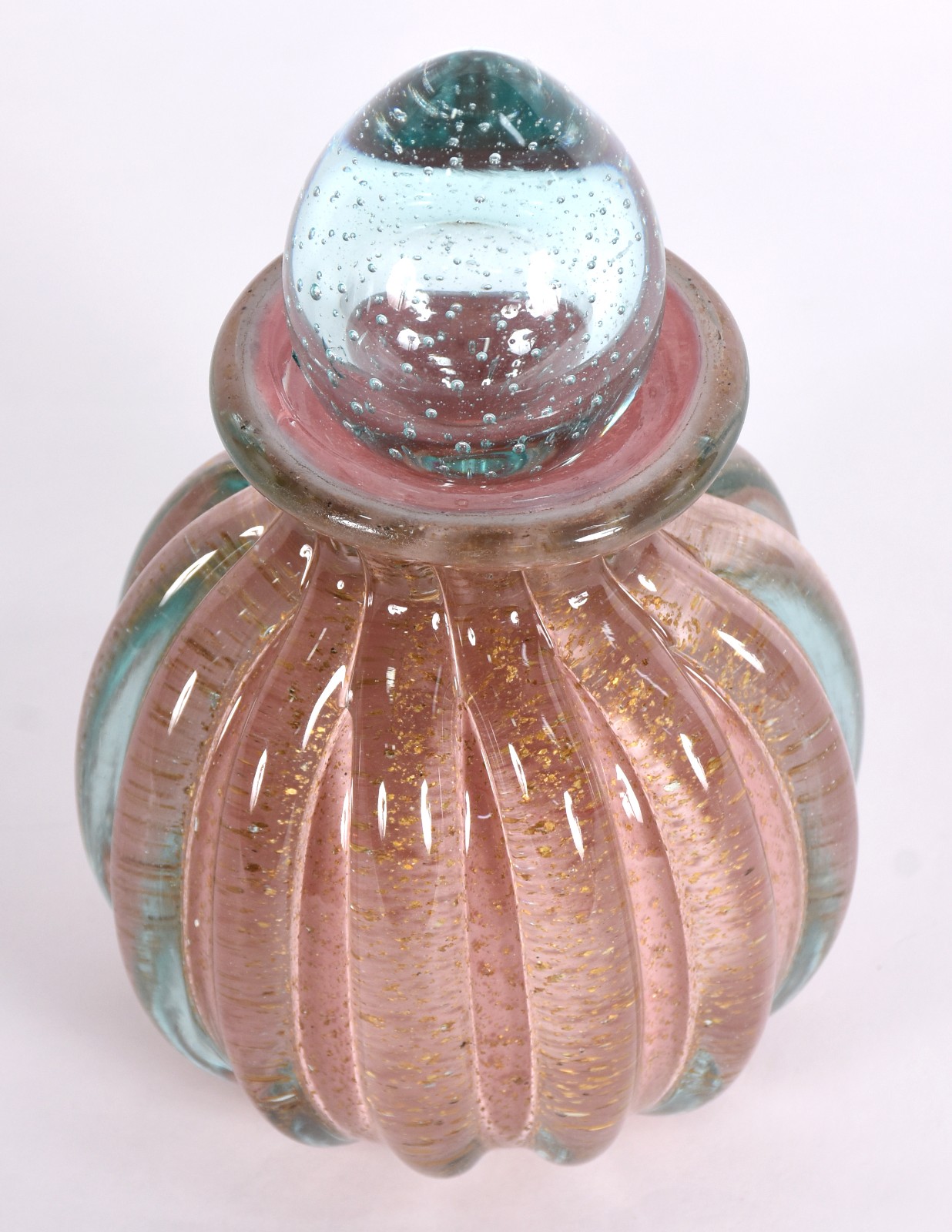 Garrafa de vidro decorativo em gomos nas cor rosa com tampa. - foto 2 de 4