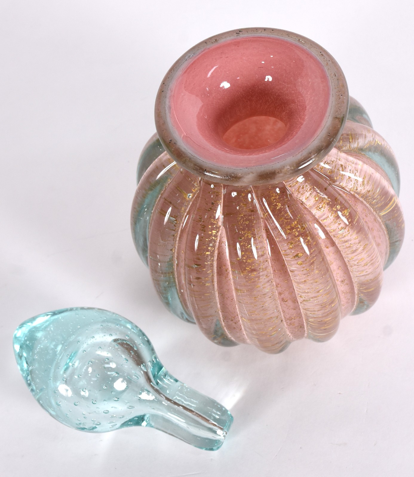 Garrafa de vidro decorativo em gomos nas cor rosa com tampa. - foto 3 de 4