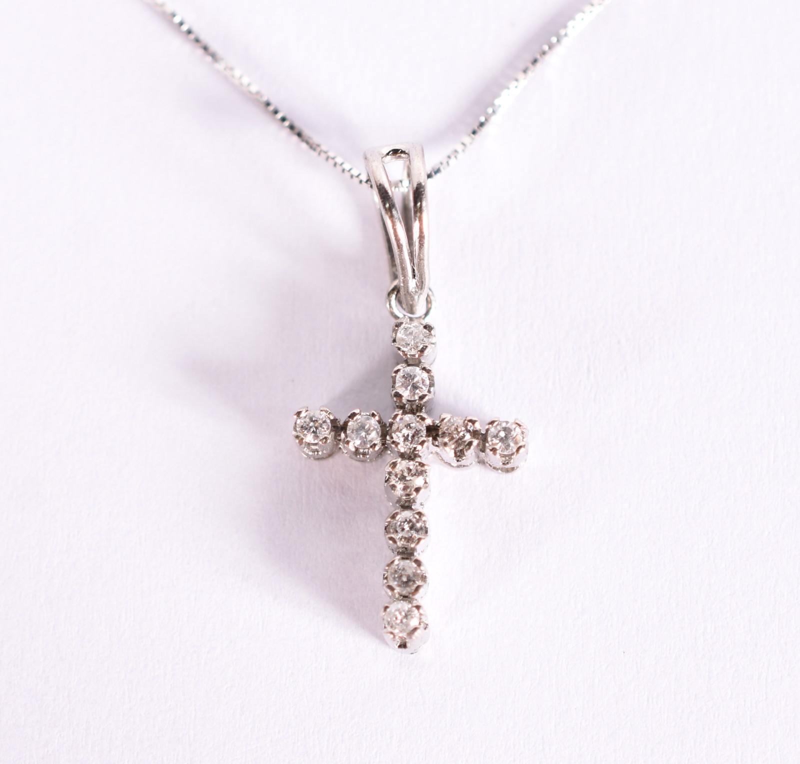 Gargantilha de ouro branco com crucifixo com 11 brilhantes (Por... - foto 2 de 5