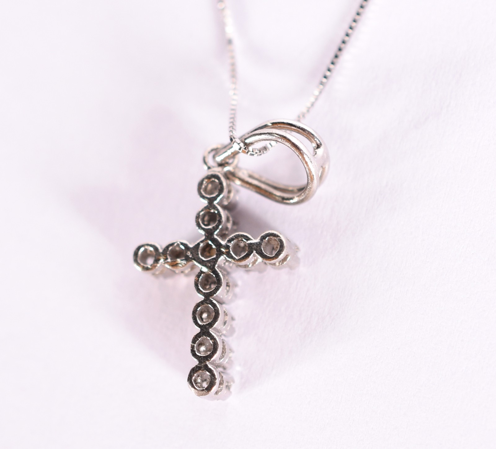 Gargantilha de ouro branco com crucifixo com 11 brilhantes (Por... - foto 3 de 5