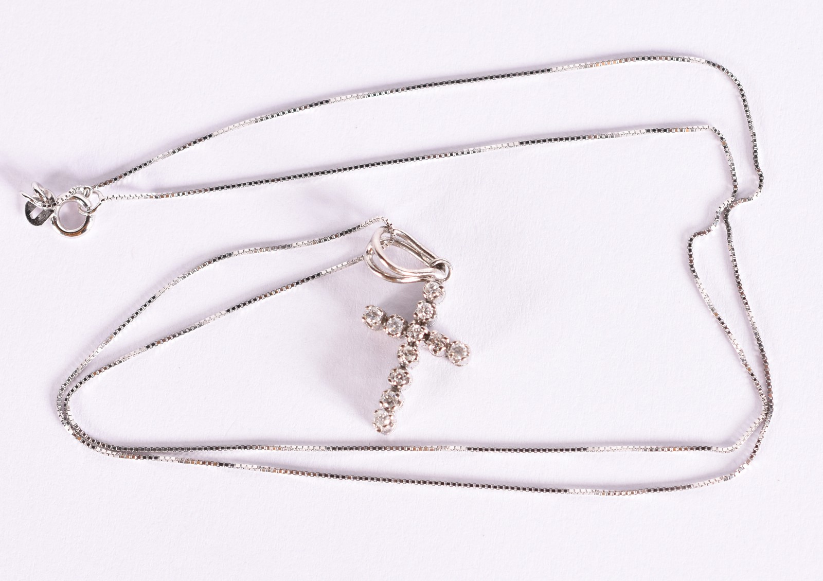 Gargantilha de ouro branco com crucifixo com 11 brilhantes (Por... - foto 5 de 5