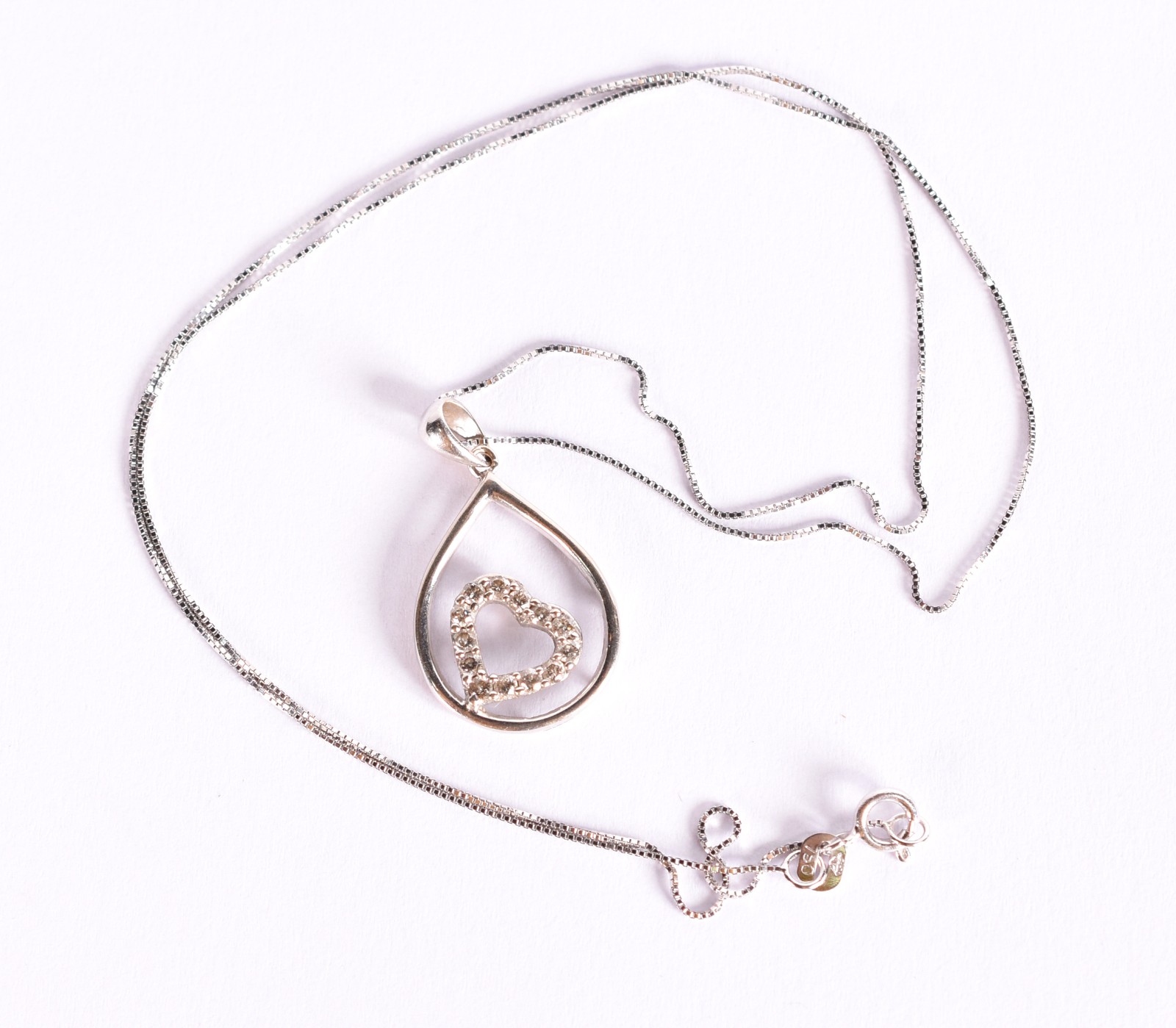 Gargantilha de ouro branco e pingente feitio gota e coração com 9... - foto 5 de 5