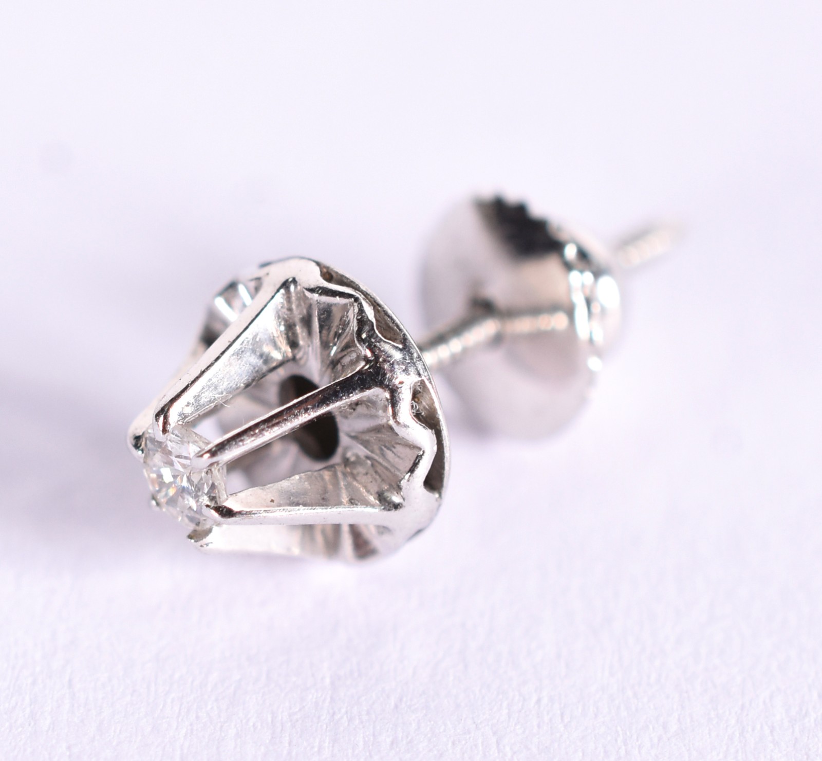 Um brinco de ouro branco com um brilhante de 0,05 ct (Por motivos de... - foto 1 de 3
