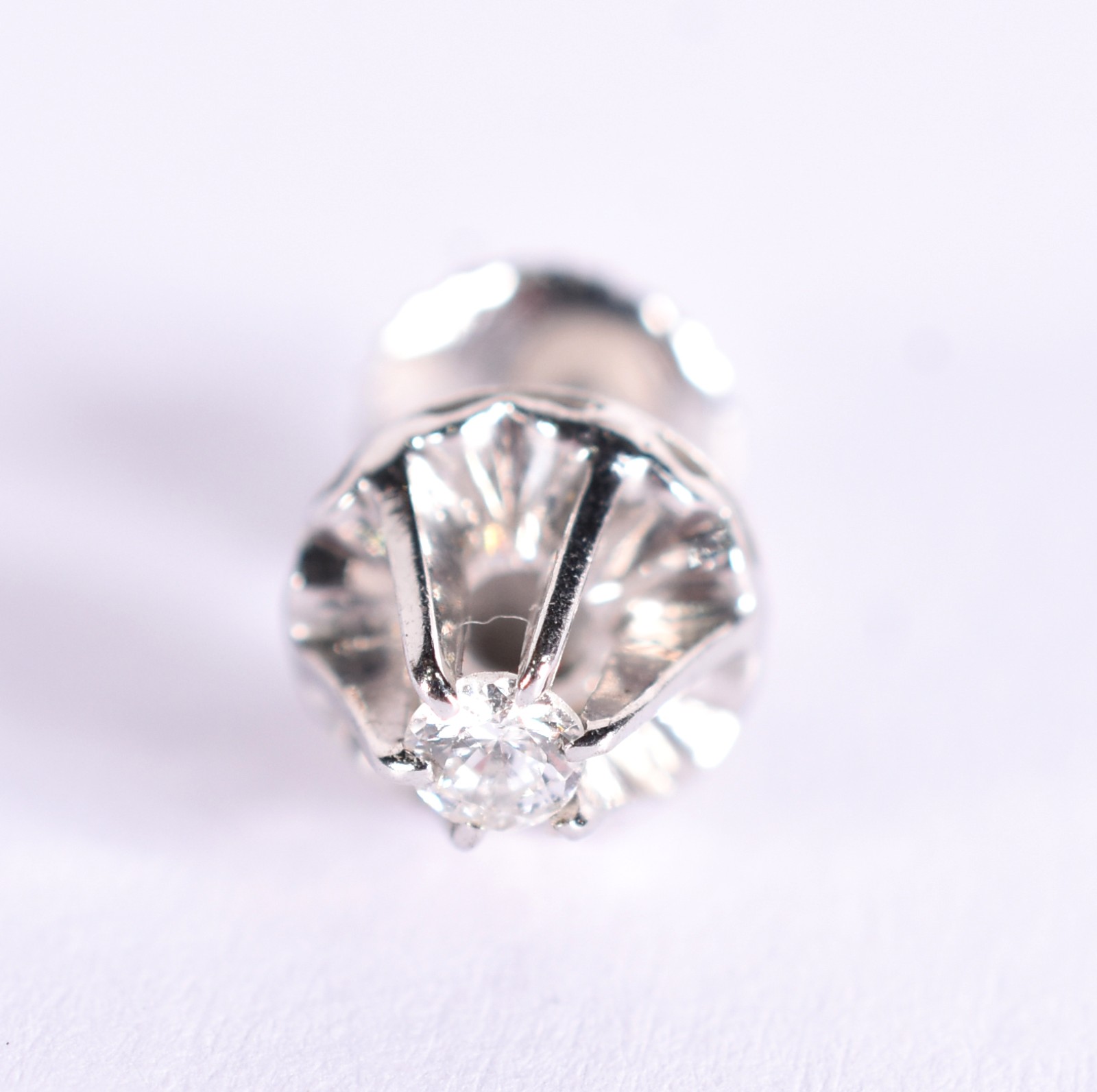 Um brinco de ouro branco com um brilhante de 0,05 ct (Por motivos de... - foto 2 de 3