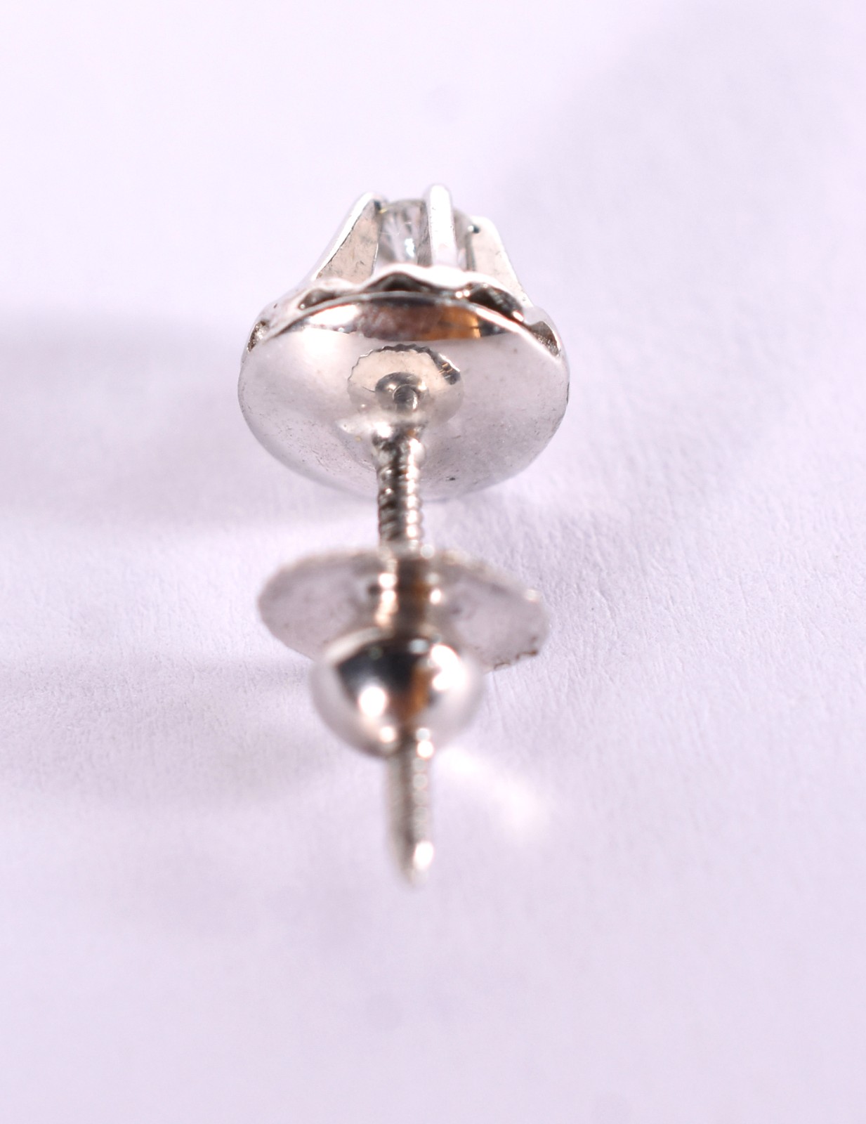 Um brinco de ouro branco com um brilhante de 0,05 ct (Por motivos de... - foto 3 de 3